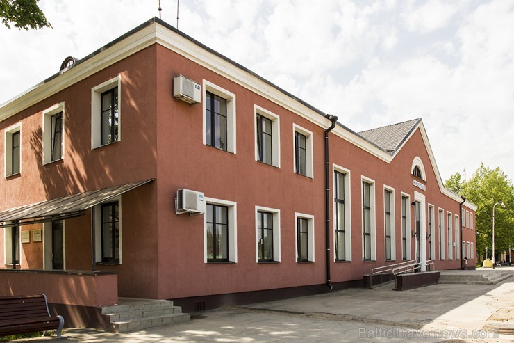 Krustpils stacija ir lielākā līnijas Rīga - Daugavpils starpstacija, kura izbūvēta līdz ar līnijas būvniecību 1861. gadā. Vecā stacijas ēka tika sagra Krustpils stacija ir lielākā līnijas Rīga - Daugavpils starpstacija, kura izbūvēta līdz ar līnijas būvniecību 1861. gadā. Vecā stacijas ēka tika sagra 124930