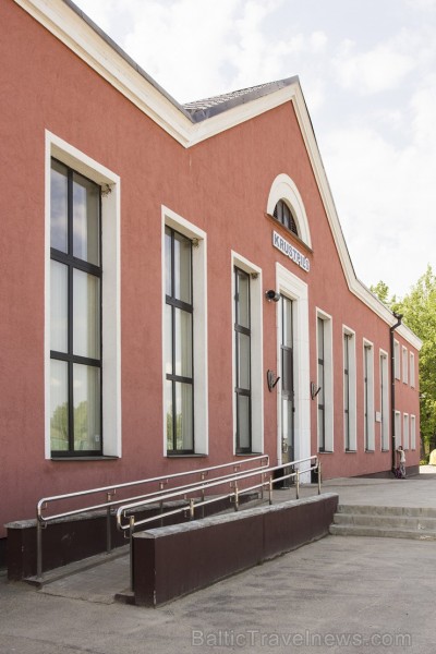 Krustpils stacija ir lielākā līnijas Rīga - Daugavpils starpstacija, kura izbūvēta līdz ar līnijas būvniecību 1861. gadā. Vecā stacijas ēka tika sagra Krustpils stacija ir lielākā līnijas Rīga - Daugavpils starpstacija, kura izbūvēta līdz ar līnijas būvniecību 1861. gadā. Vecā stacijas ēka tika sagra 124931