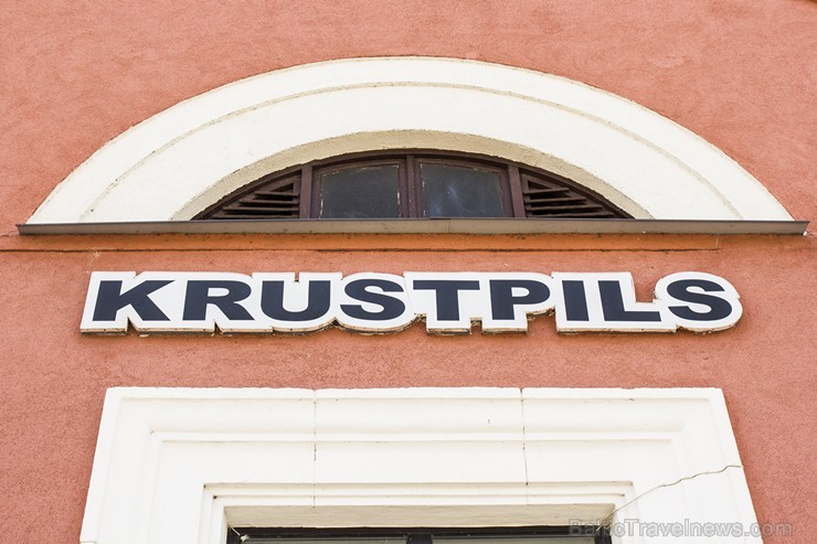Krustpils stacija ir lielākā līnijas Rīga - Daugavpils starpstacija, kura izbūvēta līdz ar līnijas būvniecību 1861. gadā. Vecā stacijas ēka tika sagra Krustpils stacija ir lielākā līnijas Rīga - Daugavpils starpstacija, kura izbūvēta līdz ar līnijas būvniecību 1861. gadā. Vecā stacijas ēka tika sagra 124932