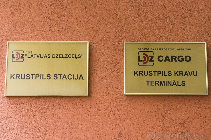 Krustpils stacija ir lielākā līnijas Rīga - Daugavpils starpstacija, kura izbūvēta līdz ar līnijas būvniecību 1861. gadā. Vecā stacijas ēka tika sagra Krustpils stacija ir lielākā līnijas Rīga - Daugavpils starpstacija, kura izbūvēta līdz ar līnijas būvniecību 1861. gadā. Vecā stacijas ēka tika sagra 124941