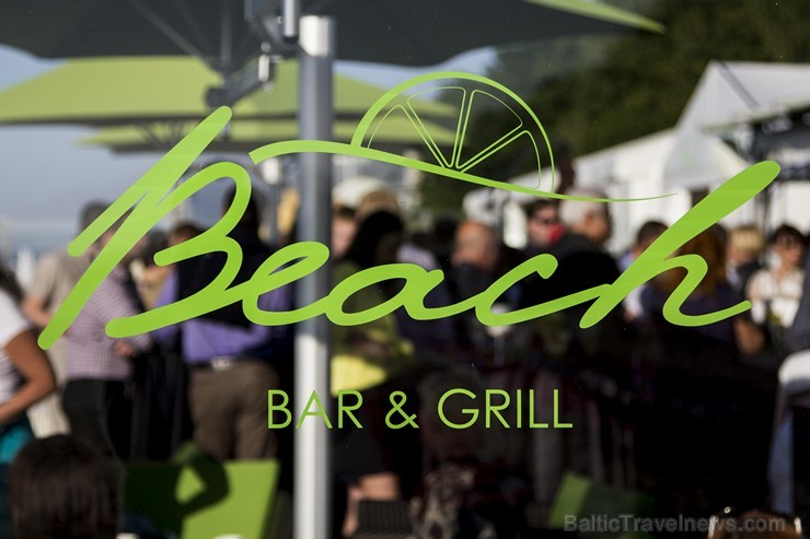 Konceptuāli jaunā pludmales bārā Bar&Grill viesus gaida daudzveidīgi grila ēdieni, mutē kūstoši deserti, atsvaidzinoši dzērieni un, protams, patīkama Konceptuāli jaunā pludmales bārā Bar&Grill viesus gaida daudzveidīgi grila ēdieni, mutē kūstoši deserti, atsvaidzinoši dzērieni un, protams, patīkama 124961
