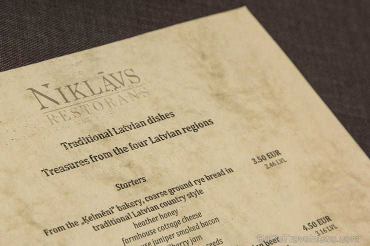 Restorānā var gan pusdienot, gan vakariņot. Turpat arī viesnīcas viesiem tiek servētas brokastis. Vakara ēdienkartē atrodami gan latviešu, gan starpta Restorānā var gan pusdienot, gan vakariņot. Turpat arī viesnīcas viesiem tiek servētas brokastis. Vakara ēdienkartē atrodami gan latviešu, gan starpta 125122