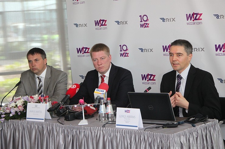 Starptautiskās lidostas Rīga valdes priekšsēdētājs Aldis Mūrnieks, LR Satiksmes ministrs Anrijs Matīss un Wizz Air komercdirektors Ģerģs Abrāns 125639
