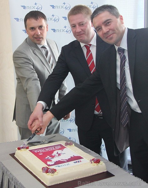 Starptautiskās lidostas Rīga valdes priekšsēdētājs Aldis Mūrnieks, LR Satiksmes ministrs Anrijs Matīss un Wizz Air komercdirektors Ģerģs Abrāns 125645