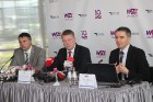 Starptautiskās lidostas Rīga valdes priekšsēdētājs Aldis Mūrnieks, LR Satiksmes ministrs Anrijs Matīss un Wizz Air komercdirektors Ģerģs Abrāns 11
