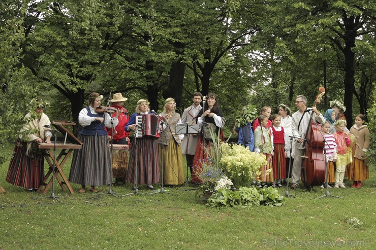 Pasākumā piedalījās bērnu folkloras kopas Krulla, Ciguzis un mazie rīdzinieki ar saviem vecākiem Pasākumā piedalījās bērnu folkloras kopas Krulla, Ciguzis un mazie rīdzinieki ar saviem vecākiem 125946