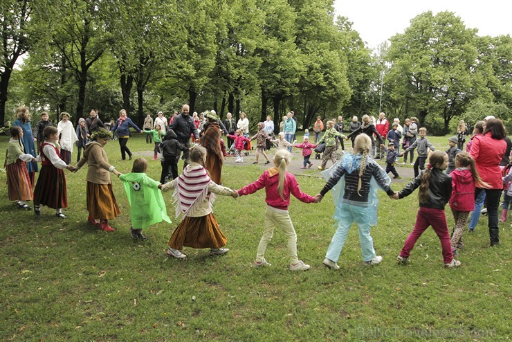 Pasākumā piedalījās bērnu folkloras kopas Krulla, Ciguzis un mazie rīdzinieki ar saviem vecākiem Pasākumā piedalījās bērnu folkloras kopas Krulla, Ciguzis un mazie rīdzinieki ar saviem vecākiem 125951