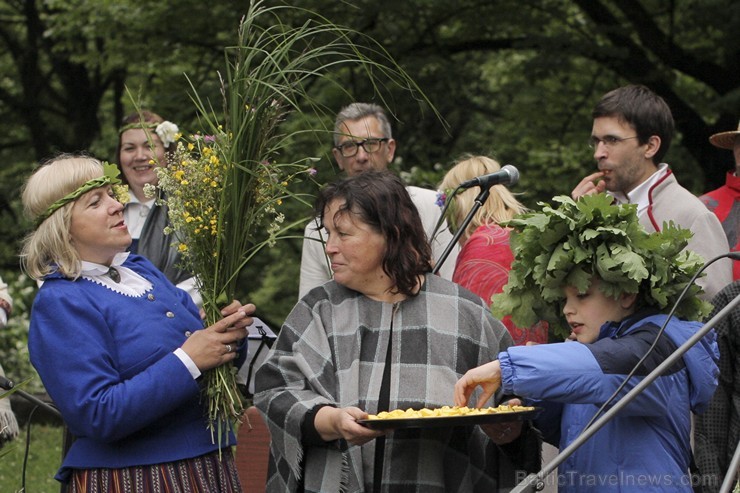 Pasākumā piedalījās bērnu folkloras kopas Krulla, Ciguzis un mazie rīdzinieki ar saviem vecākiem Pasākumā piedalījās bērnu folkloras kopas Krulla, Ciguzis un mazie rīdzinieki ar saviem vecākiem 125955
