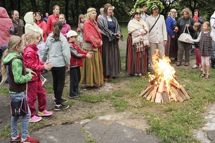 Pasākumā piedalījās bērnu folkloras kopas Krulla, Ciguzis un mazie rīdzinieki ar saviem vecākiem 125960
