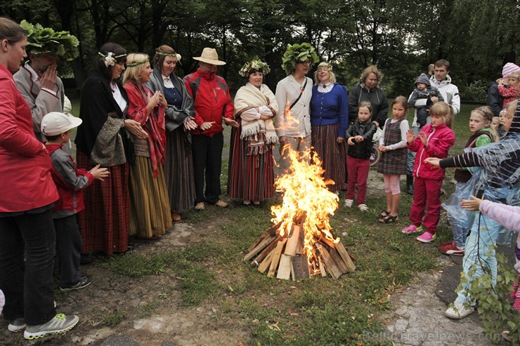 Pasākumā piedalījās bērnu folkloras kopas Krulla, Ciguzis un mazie rīdzinieki ar saviem vecākiem 125962