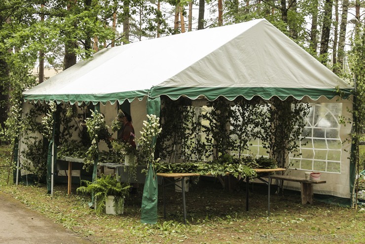 Pasaules saulgriežu festivāla programmu veidoja dziesmas, dejas un rituāli, sākot ar pašmāju un tuvāko kaimiņu skanīgākajiem līgotājiem, Rumānijas un Pasaules saulgriežu festivāla programmu veidoja dziesmas, dejas un rituāli, sākot ar pašmāju un tuvāko kaimiņu skanīgākajiem līgotājiem, Rumānijas un 126010