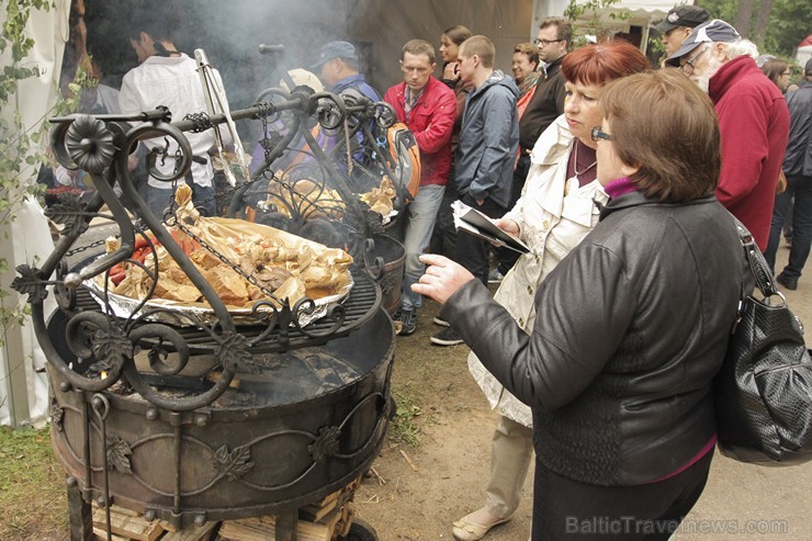 Pasaules saulgriežu festivāla programmu veidoja dziesmas, dejas un rituāli, sākot ar pašmāju un tuvāko kaimiņu skanīgākajiem līgotājiem, Rumānijas un Pasaules saulgriežu festivāla programmu veidoja dziesmas, dejas un rituāli, sākot ar pašmāju un tuvāko kaimiņu skanīgākajiem līgotājiem, Rumānijas un 126011