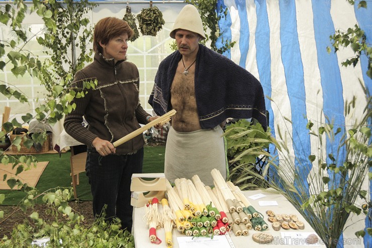 Pasaules saulgriežu festivāla programmu veidoja dziesmas, dejas un rituāli, sākot ar pašmāju un tuvāko kaimiņu skanīgākajiem līgotājiem, Rumānijas un Pasaules saulgriežu festivāla programmu veidoja dziesmas, dejas un rituāli, sākot ar pašmāju un tuvāko kaimiņu skanīgākajiem līgotājiem, Rumānijas un 126018