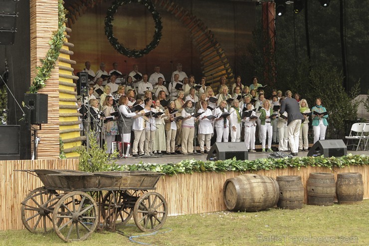 Pasaules saulgriežu festivāla programmu veidoja dziesmas, dejas un rituāli, sākot ar pašmāju un tuvāko kaimiņu skanīgākajiem līgotājiem, Rumānijas un Pasaules saulgriežu festivāla programmu veidoja dziesmas, dejas un rituāli, sākot ar pašmāju un tuvāko kaimiņu skanīgākajiem līgotājiem, Rumānijas un 126019