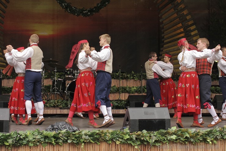 Pasaules saulgriežu festivāla programmu veidoja dziesmas, dejas un rituāli, sākot ar pašmāju un tuvāko kaimiņu skanīgākajiem līgotājiem, Rumānijas un Pasaules saulgriežu festivāla programmu veidoja dziesmas, dejas un rituāli, sākot ar pašmāju un tuvāko kaimiņu skanīgākajiem līgotājiem, Rumānijas un 126020