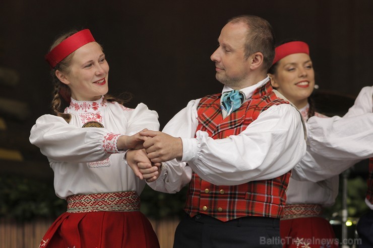 Pasaules saulgriežu festivāla programmu veidoja dziesmas, dejas un rituāli, sākot ar pašmāju un tuvāko kaimiņu skanīgākajiem līgotājiem, Rumānijas un Pasaules saulgriežu festivāla programmu veidoja dziesmas, dejas un rituāli, sākot ar pašmāju un tuvāko kaimiņu skanīgākajiem līgotājiem, Rumānijas un 126021