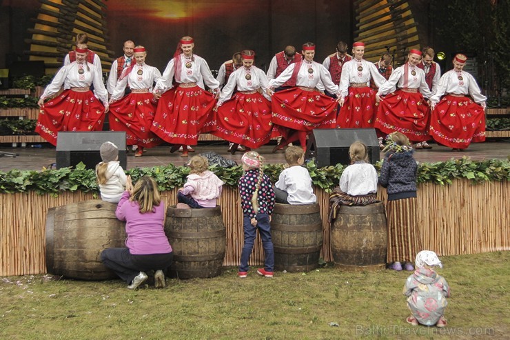 Pasaules saulgriežu festivāla programmu veidoja dziesmas, dejas un rituāli, sākot ar pašmāju un tuvāko kaimiņu skanīgākajiem līgotājiem, Rumānijas un Pasaules saulgriežu festivāla programmu veidoja dziesmas, dejas un rituāli, sākot ar pašmāju un tuvāko kaimiņu skanīgākajiem līgotājiem, Rumānijas un 126023