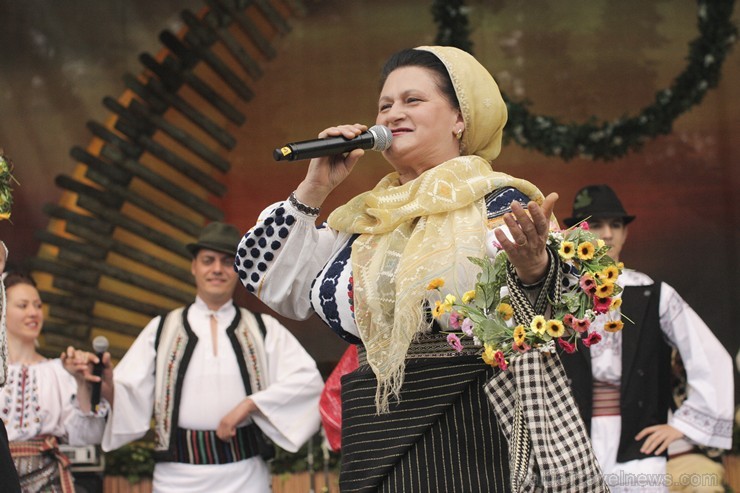 Pasaules saulgriežu festivāla programmu veidoja dziesmas, dejas un rituāli, sākot ar pašmāju un tuvāko kaimiņu skanīgākajiem līgotājiem, Rumānijas un Pasaules saulgriežu festivāla programmu veidoja dziesmas, dejas un rituāli, sākot ar pašmāju un tuvāko kaimiņu skanīgākajiem līgotājiem, Rumānijas un 126030