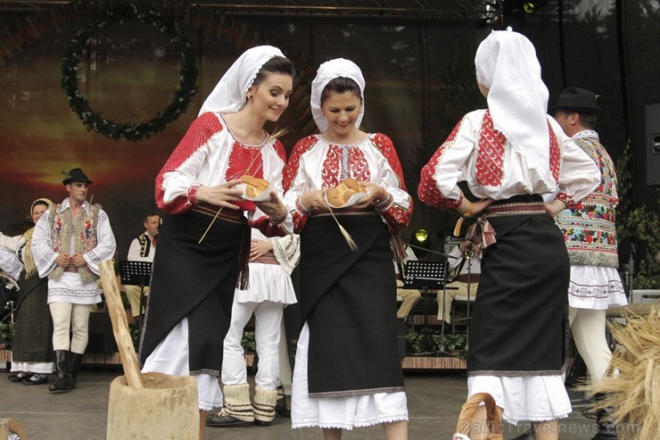 Pasaules saulgriežu festivāla programmu veidoja dziesmas, dejas un rituāli, sākot ar pašmāju un tuvāko kaimiņu skanīgākajiem līgotājiem, Rumānijas un Pasaules saulgriežu festivāla programmu veidoja dziesmas, dejas un rituāli, sākot ar pašmāju un tuvāko kaimiņu skanīgākajiem līgotājiem, Rumānijas un 126034