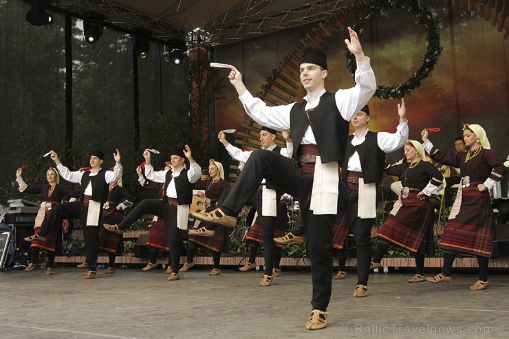 Pasaules saulgriežu festivāla programmu veidoja dziesmas, dejas un rituāli, sākot ar pašmāju un tuvāko kaimiņu skanīgākajiem līgotājiem, Rumānijas un Pasaules saulgriežu festivāla programmu veidoja dziesmas, dejas un rituāli, sākot ar pašmāju un tuvāko kaimiņu skanīgākajiem līgotājiem, Rumānijas un 126038