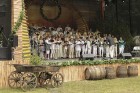 Pasaules saulgriežu festivāla programmu veidoja dziesmas, dejas un rituāli, sākot ar pašmāju un tuvāko kaimiņu skanīgākajiem līgotājiem, Rumānijas un  15