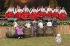 Pasaules saulgriežu festivāla programmu veidoja dziesmas, dejas un rituāli, sākot ar pašmāju un tuvāko kaimiņu skanīgākajiem līgotājiem, Rumānijas un  19