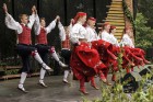 Pasaules saulgriežu festivāla programmu veidoja dziesmas, dejas un rituāli, sākot ar pašmāju un tuvāko kaimiņu skanīgākajiem līgotājiem, Rumānijas un  20