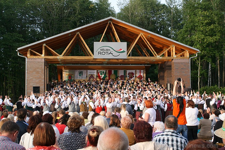 Pasākums noslēdzās ar zaļumballi grupas 