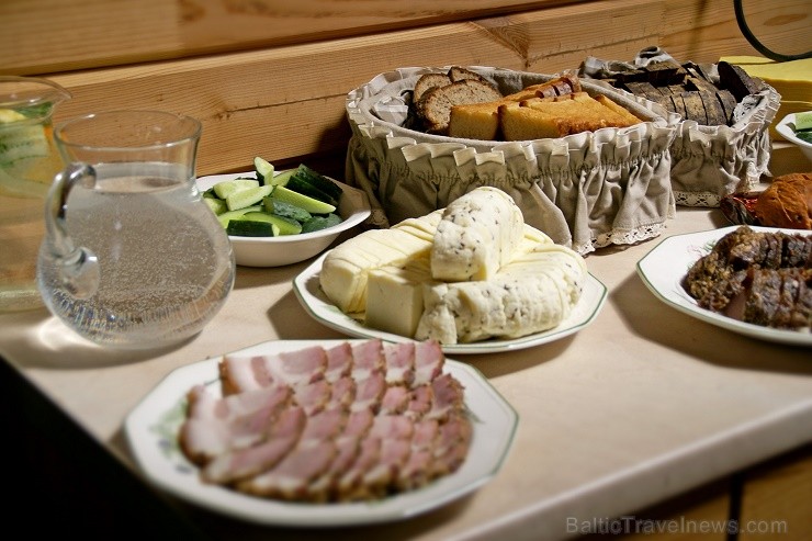 Tradicionālā latgaliešu virtuve, spēka putra, mājas siers un kūpināta gaļa ar rupjmaizi mijās ar svētku kūkām un uzkodām. 126963