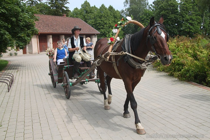 Jaunmoku pils 6.07.2014 svinēja 7.Dārza svētkus un 14.starptautiskā Baha festivāla Vasaras koncertu «Laiks svinēt! DZĪVI.». Vairāk informācijas - www. Jaunmoku pils 6.07.2014 svinēja 7.Dārza svētkus un 14.starptautiskā Baha festivāla Vasaras koncertu «Laiks svinēt! DZĪVI.». Vairāk informācijas - www. 127157