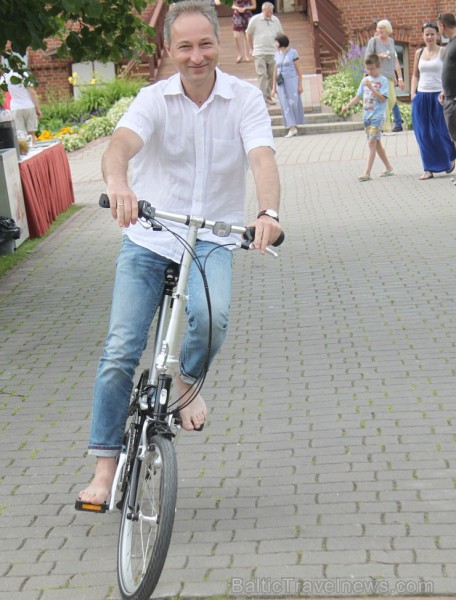 Travelnews.lv redakcija dodas apskatīt Jaunmoku pili ar saliekamo velosipēdu Tern Link C7 no «Hawaii Express» Travelnews.lv redakcija dodas apskatīt Jaunmoku pili ar saliekamo velosipēdu Tern Link C7 no «Hawaii Express» 127191