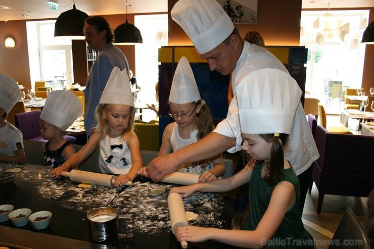 06.07.2014 viesnīcas Mercure Riga Centre Hotel restorānā The Traveller norisinājās pirmā kulinārijas meistarklase bērniem. 06.07.2014 viesnīcas Mercure Riga Centre Hotel restorānā The Traveller norisinājās pirmā kulinārijas meistarklase bērniem. 127501