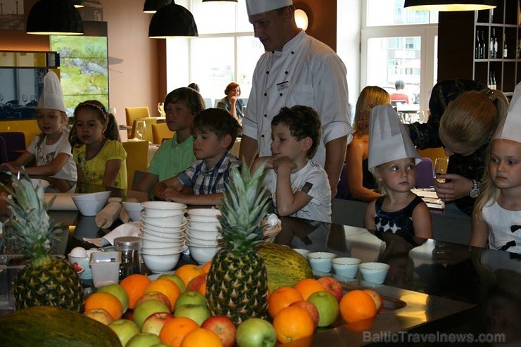Restorāna The Traveller šefpavārs zina, kā ieinteresēt bērnus un novadīt aizraujošu kulinārijas meistarklasi. 127506