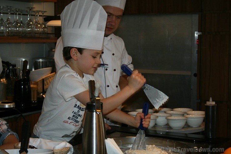 Bērni viennozīmīgi jautri un interesanti pavadīs laiku, kā arī turpmāk kļūs par īsteniem palīgiem virtuvē. 127510