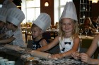 Pagājušo svētdien, 6. jūlijā, restorānā The Traveller norisinājās pirmā kulinārijas meistarklase bērniem. 23