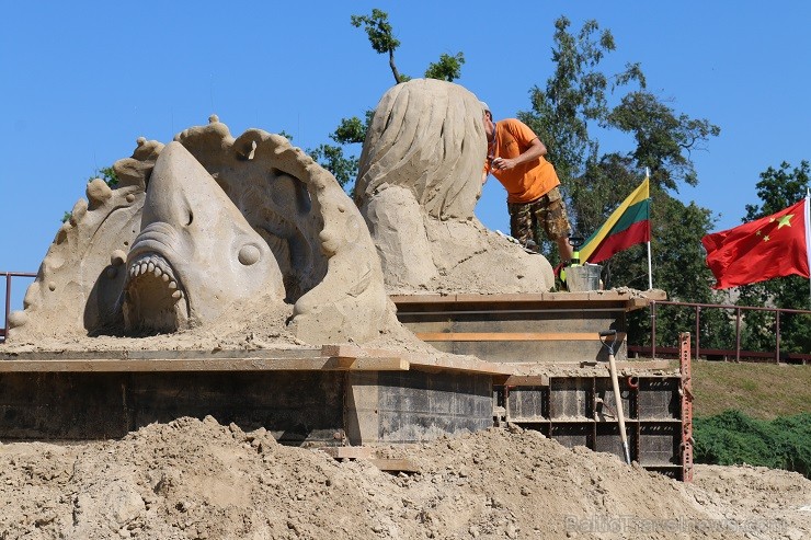 8. Starptautiskais Smilšu skulptūru festivāls «Summer Signs 2014» norisināsies no 12. līdz 13. jūlijam. Šobrīd norisinās skulptūru tapšanas process 127716