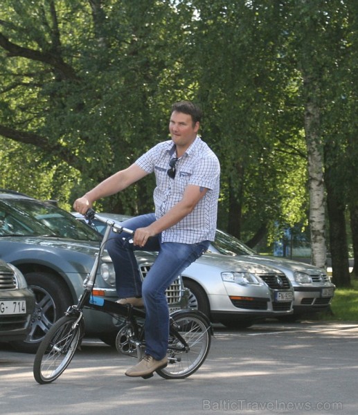 Travelnews.lv redakcijas viesis, Latgales reģiona attīstības aģentūras direktors Māris Bazovičs testē saliekamo velosipēdu Tern Link C7 (Hawaii Expres Travelnews.lv redakcijas viesis, Latgales reģiona attīstības aģentūras direktors Māris Bazovičs testē saliekamo velosipēdu Tern Link C7 (Hawaii Expres 127738