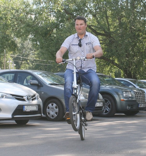 Travelnews.lv redakcijas viesis, Latgales reģiona attīstības aģentūras direktors Māris Bazovičs testē saliekamo velosipēdu Tern Link C7 (Hawaii Expres Travelnews.lv redakcijas viesis, Latgales reģiona attīstības aģentūras direktors Māris Bazovičs testē saliekamo velosipēdu Tern Link C7 (Hawaii Expres 127740