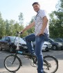 Travelnews.lv redakcijas viesis, Latgales reģiona attīstības aģentūras direktors Māris Bazovičs testē saliekamo velosipēdu Tern Link C7 (Hawaii Expres 12