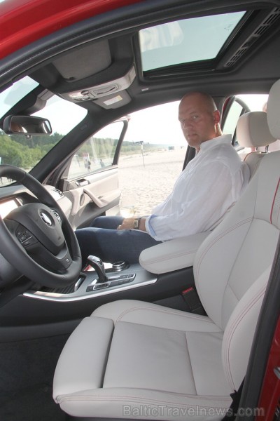 Starptautiskās sutonomas Sixt Latvija valdes loceklis Marats Blate ievērtē jauno BMW X4 127976