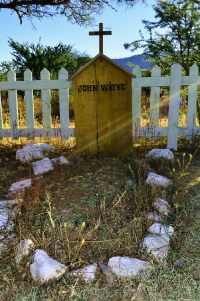 Pilsētas nomalē pat izveidota kapsēta, kurā atrodas kapa plāksnes Džonam Veinam, Klarkam Geibsam. 128066