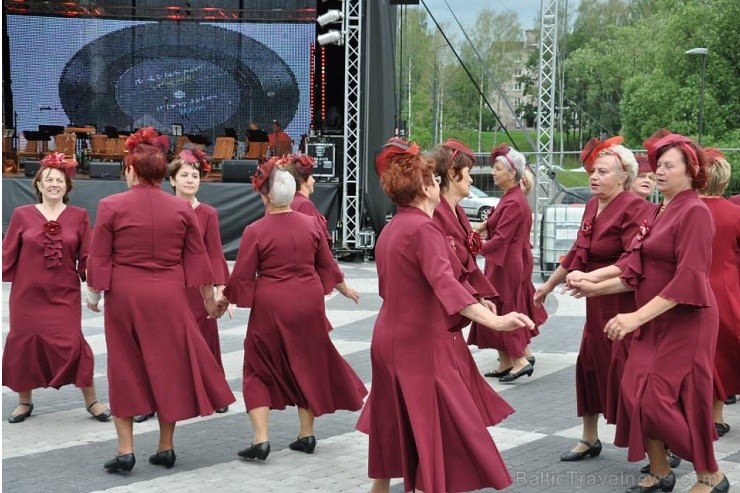 Rēzeknē 13.jūlijā bija pulcējušies 17 senioru deju kolektīvi no Latgales, Vidzemes un Kurzemes, kuri izdejoja savas dvēseles stīgas Latgales senioru d 128201