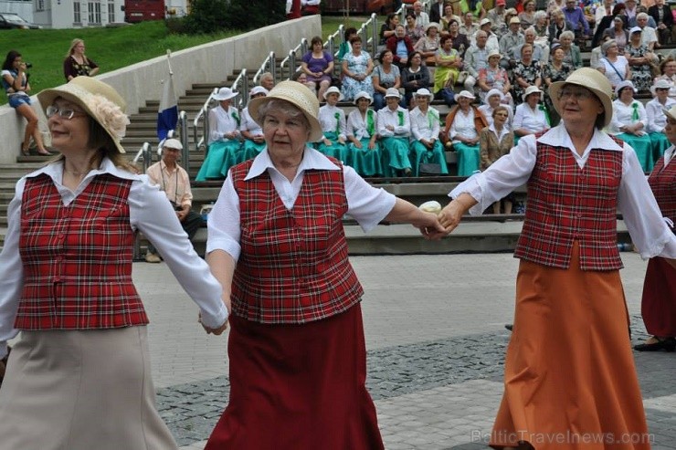Rēzeknē 13.jūlijā bija pulcējušies 17 senioru deju kolektīvi no Latgales, Vidzemes un Kurzemes, kuri izdejoja savas dvēseles stīgas Latgales senioru d 128204