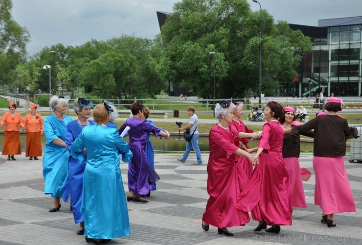 Rēzeknē 13.jūlijā bija pulcējušies 17 senioru deju kolektīvi no Latgales, Vidzemes un Kurzemes, kuri izdejoja savas dvēseles stīgas Latgales senioru d 128206