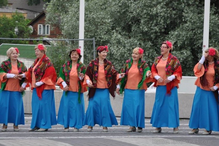 Rēzeknē 13.jūlijā bija pulcējušies 17 senioru deju kolektīvi no Latgales, Vidzemes un Kurzemes, kuri izdejoja savas dvēseles stīgas Latgales senioru d 128209