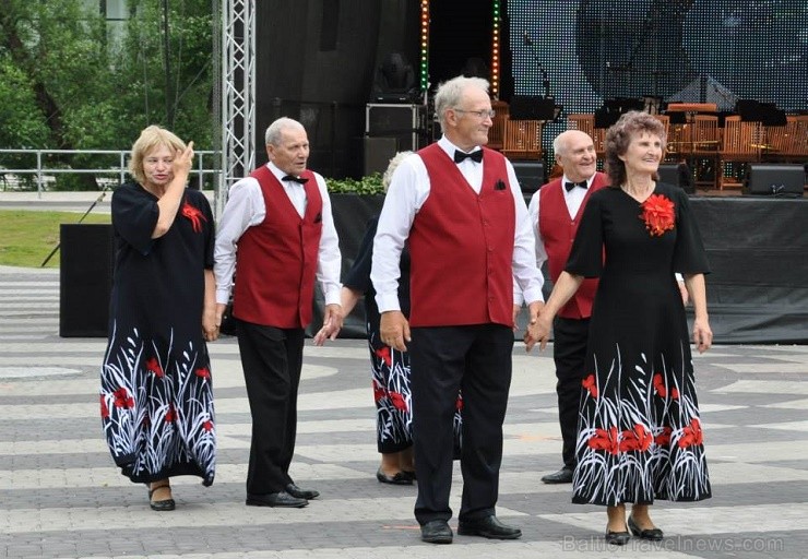Rēzeknē 13.jūlijā bija pulcējušies 17 senioru deju kolektīvi no Latgales, Vidzemes un Kurzemes, kuri izdejoja savas dvēseles stīgas Latgales senioru d 128211
