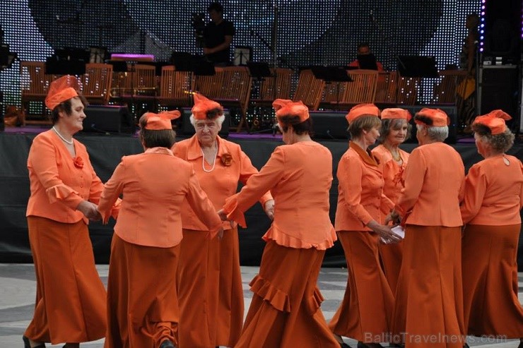 Rēzeknē 13.jūlijā bija pulcējušies 17 senioru deju kolektīvi no Latgales, Vidzemes un Kurzemes, kuri izdejoja savas dvēseles stīgas Latgales senioru d 128212