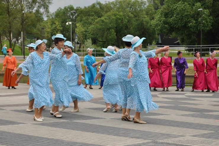 Rēzeknē 13.jūlijā bija pulcējušies 17 senioru deju kolektīvi no Latgales, Vidzemes un Kurzemes, kuri izdejoja savas dvēseles stīgas Latgales senioru d 128214
