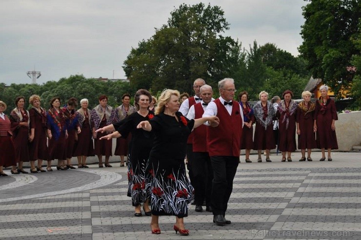 Rēzeknē 13.jūlijā bija pulcējušies 17 senioru deju kolektīvi no Latgales, Vidzemes un Kurzemes, kuri izdejoja savas dvēseles stīgas Latgales senioru d 128216
