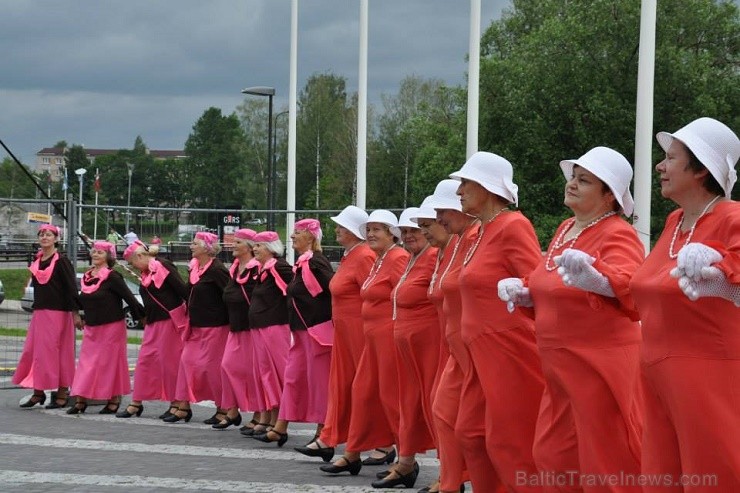 Rēzeknē 13.jūlijā bija pulcējušies 17 senioru deju kolektīvi no Latgales, Vidzemes un Kurzemes, kuri izdejoja savas dvēseles stīgas Latgales senioru d 128217